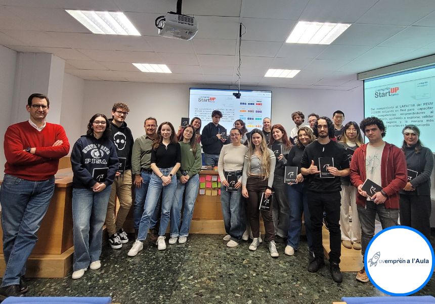 Grup d'estudiants després del curs d'emprenedoria